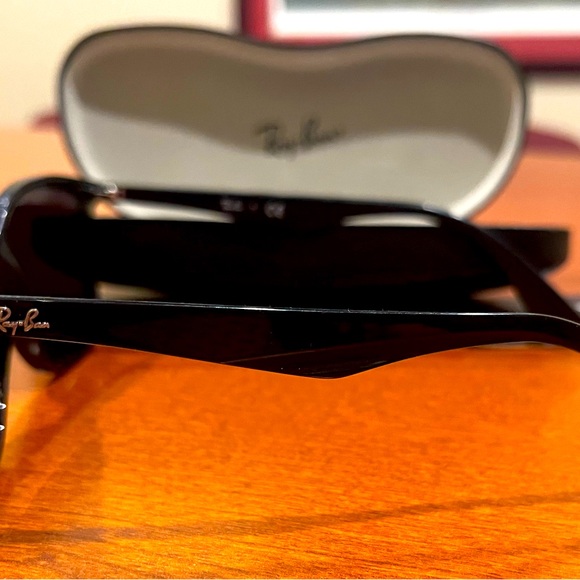 Black like new Ray-Bans - Picture 3 of 4
